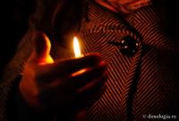 lumânare aprinsă în mână