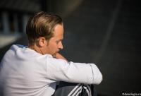 bărbat privind în zare