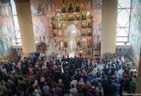 credincioși participând la Sfânta Liturghie