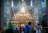 credincioși participând la Sfânta Liturghie