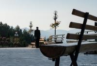 călugăr în curtea mănăstirii