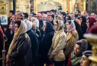 credincioși participând la Sfânta Liturghie