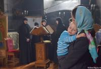 copil în brațele mamei