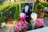 copile în fața imaginii părintelui Arsenie Papacioc