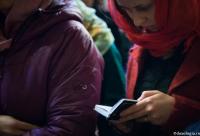 femeie citind rugăciuni