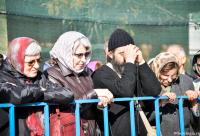 credincioși participând la slujbă