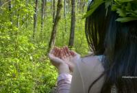 tânără în pădure