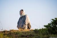 femeie cu capul acoperit