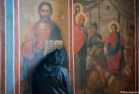 maică lângă icoana Mântuitorului Hristos