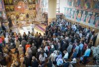 credincioși participând la Sfânta Liturghie