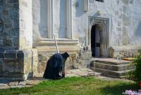 călugăr bătând toaca mică