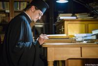 călugăr în bibliotecă
