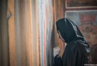 maică închinându-se