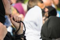 femeie cu metanier în mână