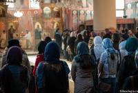 credincioși participând la Sfânta Liturghie