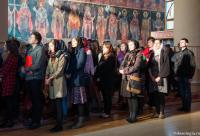 credincioși participând la slujbă