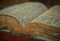 carte veche deschisă