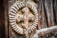 cruce sculptată în lemn