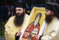 preoți purtând icoana Sfântului Dimitrie cel Nou