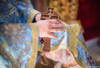 Nu te aștepta să învingi păcatul prin puterile tale / Foto: Oana Nechifor preot cu mâinile pe epitrahil pe capul credinciosului
