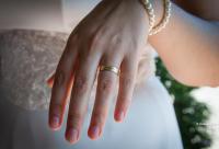 mână cu verighetă