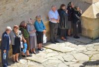 credincioși stând lângă biserică