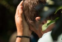 bărbat cu mâna la frunte