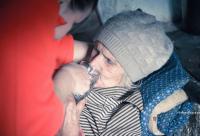 bătrână ajutată să bea apă