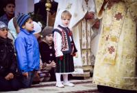 fetiță în costum popular