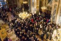 credincioși participând la Sfânta Liturghie