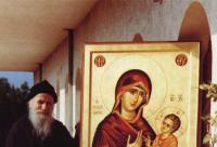 Sfântului Porfirie Kavsokalivitul lângă icoana Maicii Domnului