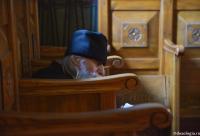 călugăr bătrân stând în strană