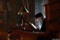 călugăr bătrân citind din carte