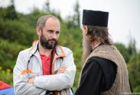 discuție între un călugăr și un bărbat