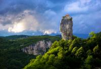 Biserica „Sfântul Maxim Mărturisitorului” de pe coloana Katskhi din Georgia