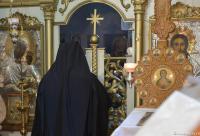 preot călugăr în fața Sfintelor Uși