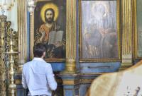 bărbat în fața icoanei Mântuitorului