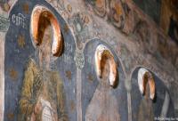 sfinți pictați pe peretele bisericii