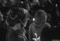 femeie cu lumânare aprinsă în mână