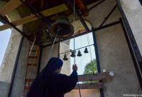 călugăr trăgând clopotul