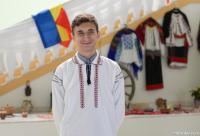 tânăr purtând ie