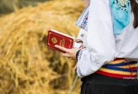 carte de rugăciuni în mână