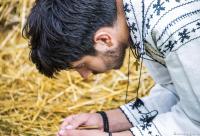 tânăr cu capul aplecat