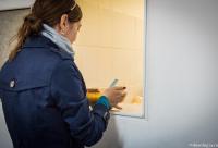 femeie tinand un bol de mancare