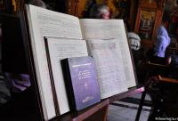 cărți deschise în strană