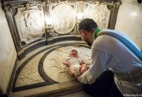 bebeluș râzând la tatăl său