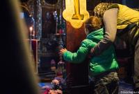 copil sărutând Sfânta Cruce