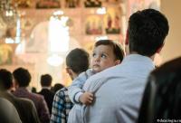 copil în brațele tatălui