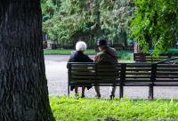 cuplu în vârstă stând pe bancă în parc