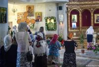 credincioși participând la Sfânta Liturghie